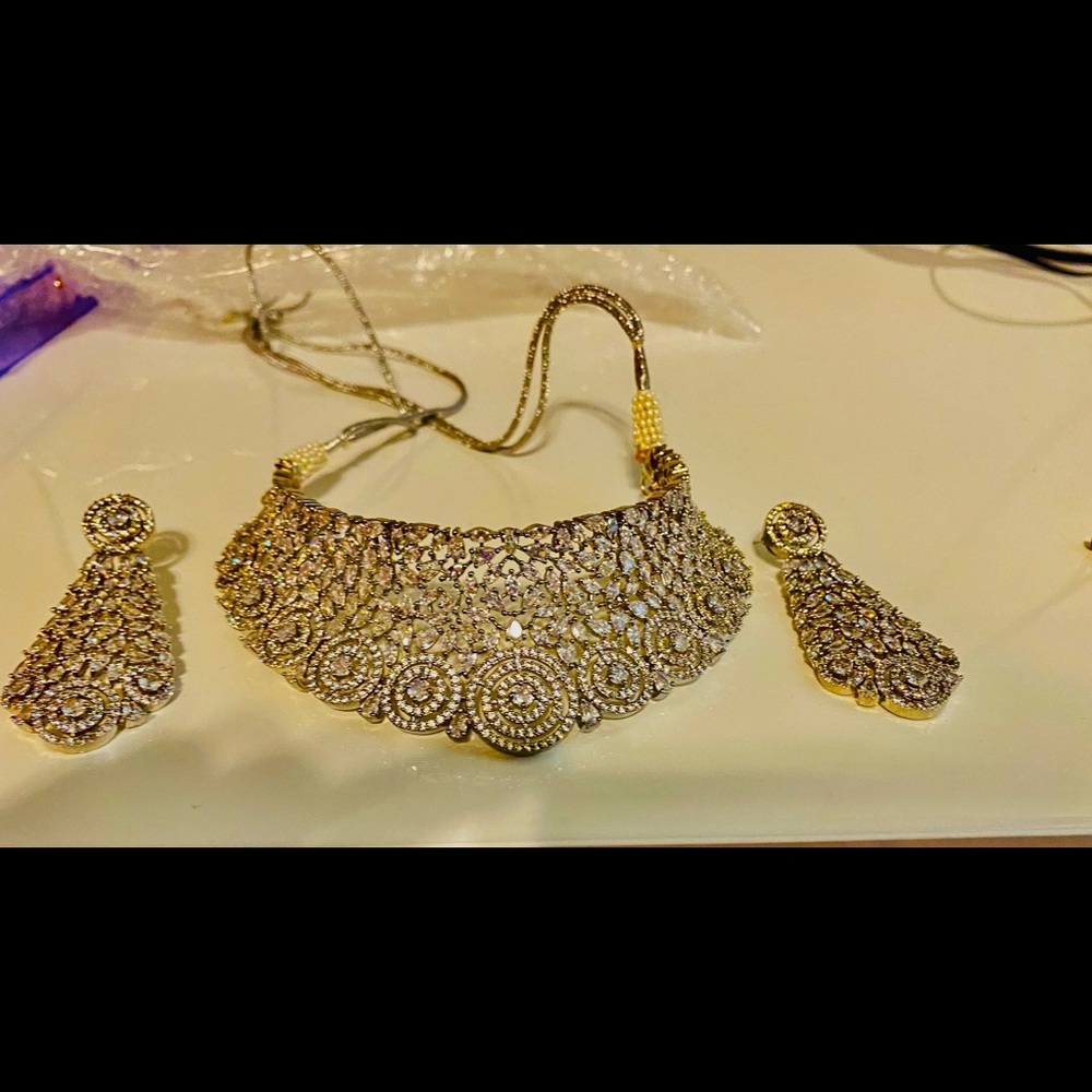 Very pretty necklace set.